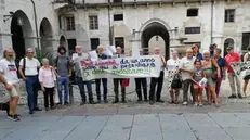 La manifestazione dei gruppi ambientalisti davanti al Broletto - Foto © www.giornaledibrescia.it