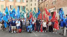 I metalmeccanici in sciopero in piazza Duomo - Foto © www.giornaledibrescia.it