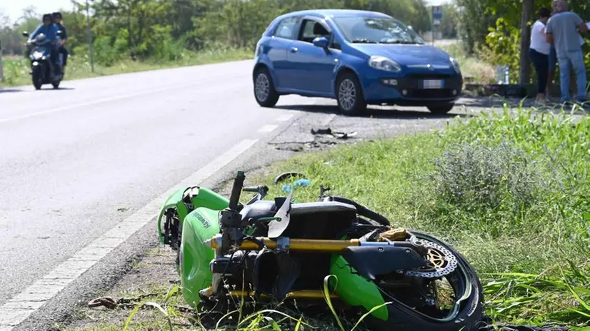 L’auto ferma al punto dell’impatto e la moto recuperata - Marco Ortogni/Neg © www.giornaledibrescia.it