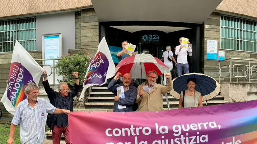 La manifestazione di Unione popolare contro il caro bollette da A2A - Foto © www.giornaledibrescia.it