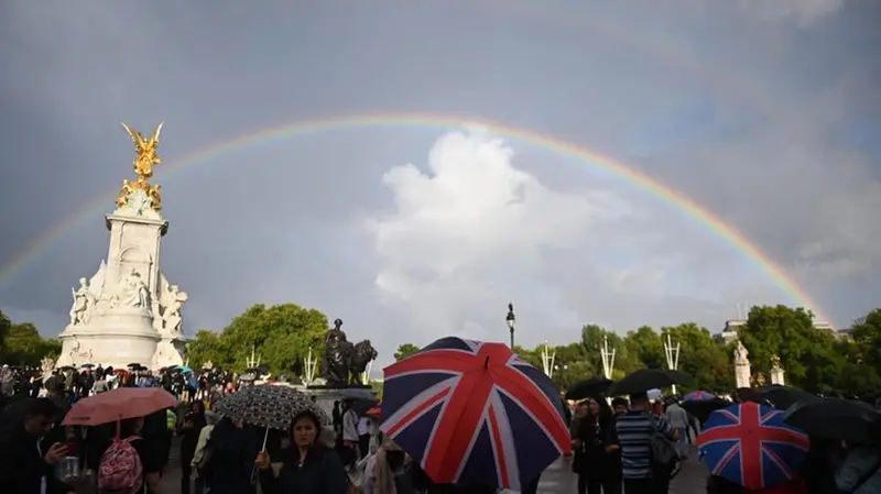 Un arcobaleno all'esterno di Buckingham Palace - Ansa © www.giornaledibrescia.it