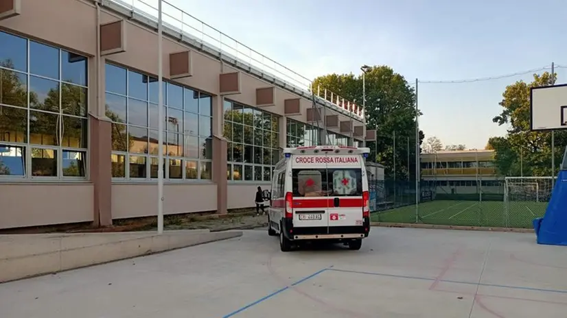 L'ambulanza fuori dalla palestra di via Aldo Moro