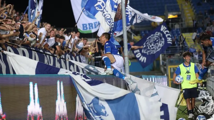 Bianchi in delirio si butta tra i tifosi - © www.giornaledibrescia.it