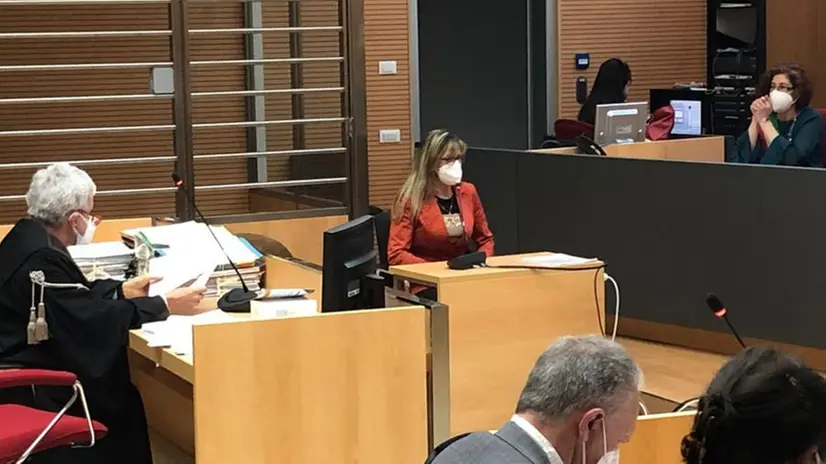 Mina Ghirardini in aula di tribunale (foto d'archivio)