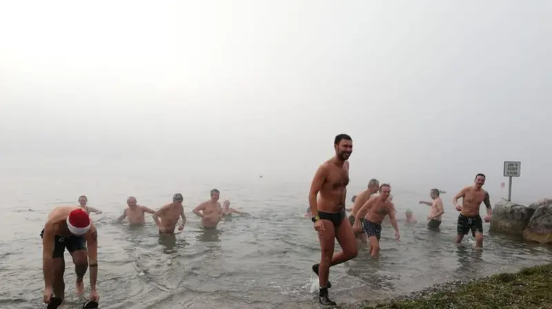 Sorridenti e infreddoliti i coraggiosi del tuffo del primo gennaio