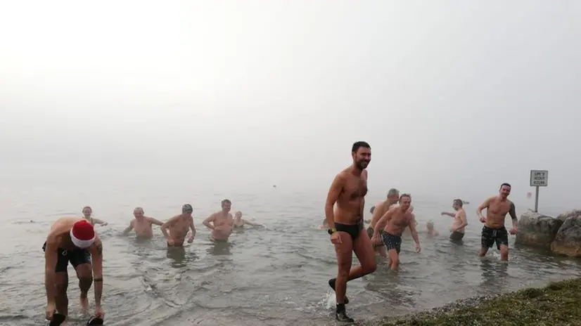 Sorridenti e infreddoliti i coraggiosi del tuffo del primo gennaio