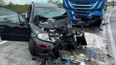 L'auto dopo l'incidente in tangenziale a San Zeno - © www.giornaledibrescia.it