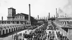 L’uscita degli operai della Metallurgica Bresciana Tempini nel 1918 - © www.giornaledibrescia.it