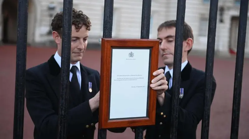 A Buckingham Palace l'affissione dell'annuncio della morte di Elisabetta II - Ansa © www.giornaledibrescia.it