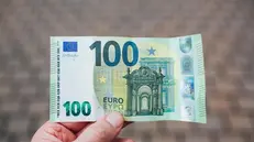 Una banconota da cento euro (foto simbolica)