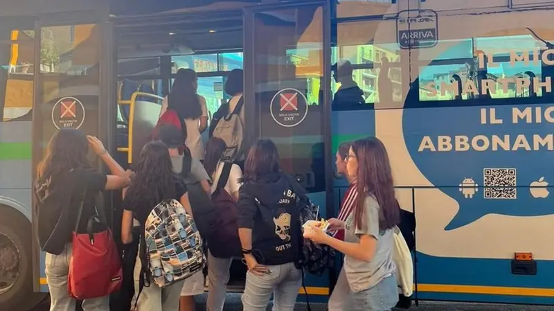 Tanti ragazzi lamentano disservizi sui bus per o dalla città - © www.giornaledibrescia.it