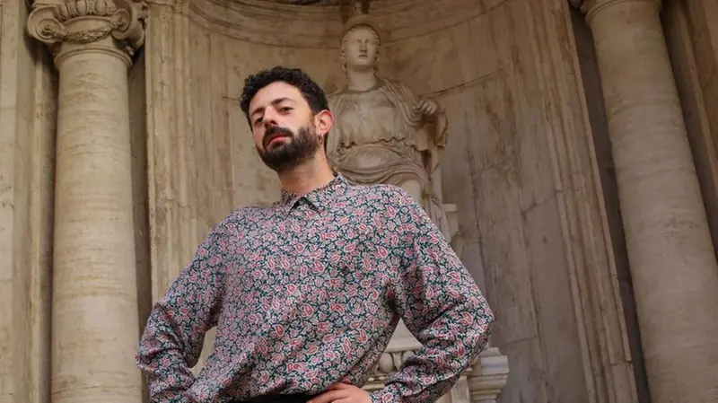 Prima di diventare un personaggio social, era un manager in Ikea