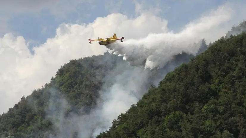 Il maxi incendio sui pendii del monte Dos di Sas