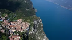 Uno scorcio di Tremosine a picco sul lago di Garda - © www.giornaledibrescia.it