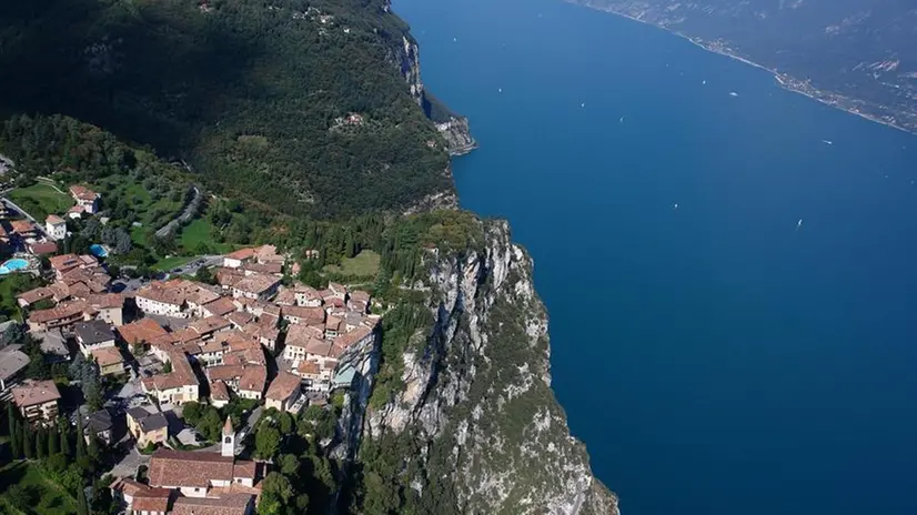 Uno scorcio di Tremosine a picco sul lago di Garda - © www.giornaledibrescia.it