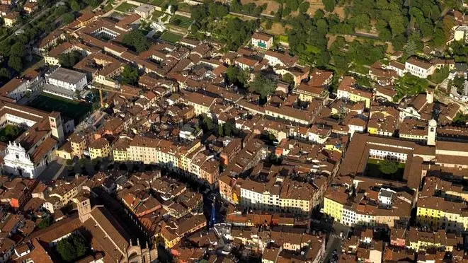 Il centro storico della città con il serpentone di via San Faustino - © www.giornaledibrescia.it