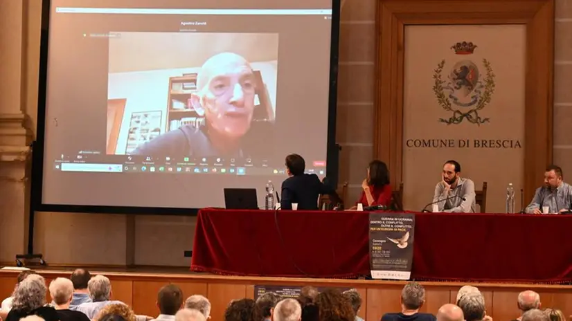 Domenico Quirico in video collegamento al San Barnaba - Foto Gabriele Strada Neg © www.giornaledibrescia.it