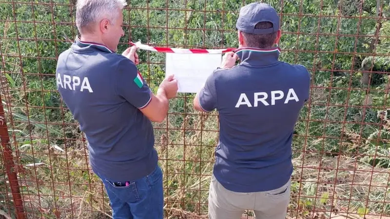 I sigilli sono stati apposti su mandato della Procura di Brescia da personale di Arpa - © www.giornaledibrescia.it