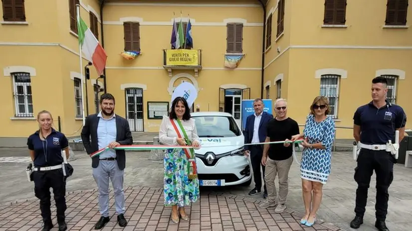 L’inaugurazione dell’automobile elettrica a Bovezzo - © www.giornaledibrescia.it