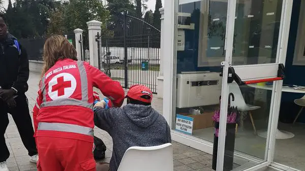 L'uomo soccorso dal personale sanitario in via Milano - © www.giornaledibrescia.it