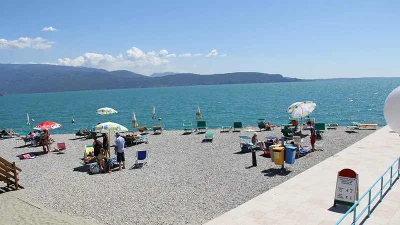 Una spiaggia sul lago di Garda - Foto © www.giornaledibrescia.it