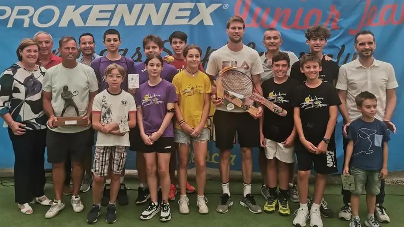 Andreas Seppi tra i ragazzi, gli organizzatori e le autorità di Gardone Val Trompia - © www.giornaledibrescia.it