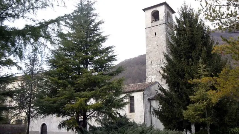 La chiesa tra gli alberi - © www.giornaledibrescia.it