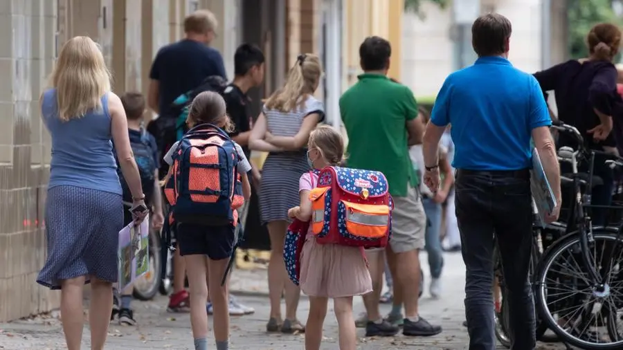 Genitori e figli fuori da una scuola - Foto Ansa/Epa/Hayoung Jeon © www.giornaledibrescia.it