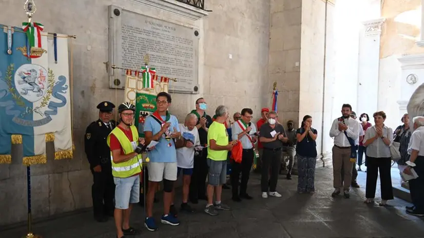 L'arrivo in piazza Loggia della Staffetta della memoria
