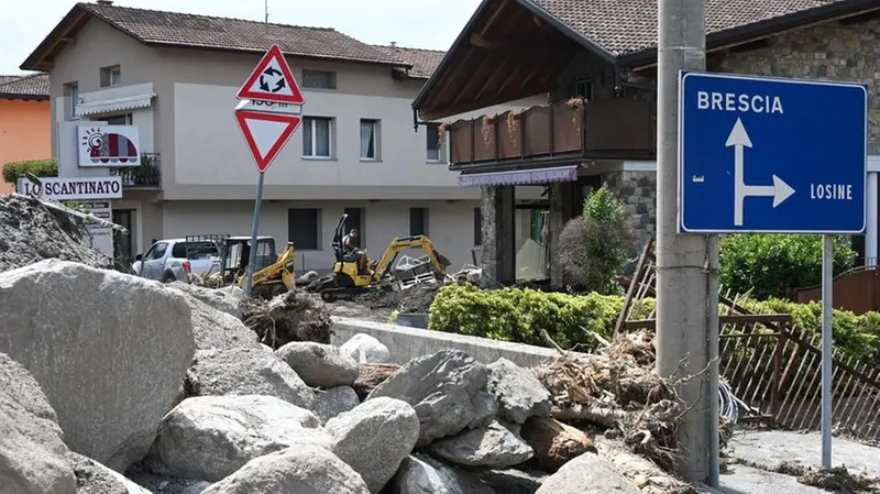 I massi trascinati a valle dalla forza dell’acqua -à © www.giornaledibrescia.it