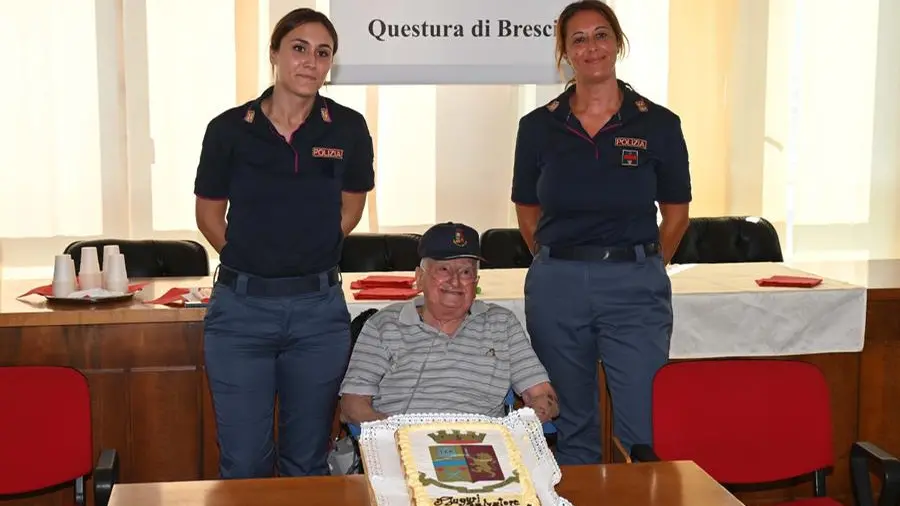 I festeggiamenti in Questura per i 100 anni di Salvatore Affinito