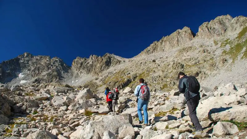 Camminare lentamente tra la natura riscoprendo il gusto delle passeggiate - © www.giornaledibrescia.it