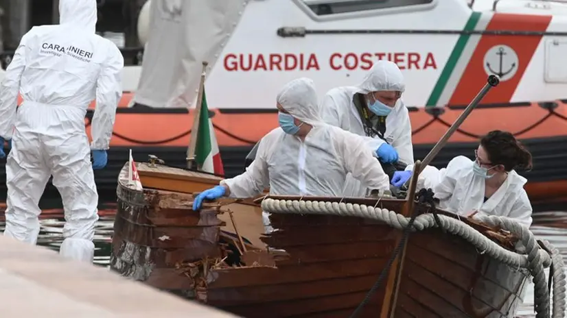 Le indagini sull'incidente nautico dei carabinieri a Salò - Foto Gabriele Strada /Neg © www.giornaledibrescia.it