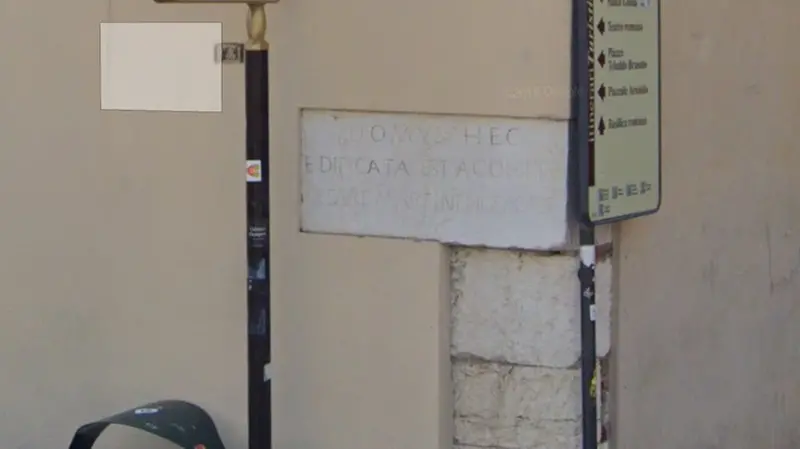 All'esterno del Palazzo, la targa in onore del conte Martinengo - Foto da Google Street View © www.giornaledibrescia.it