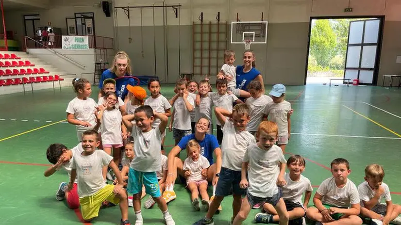 Le giocatrici della Brixia Basket al grest di Calvagese