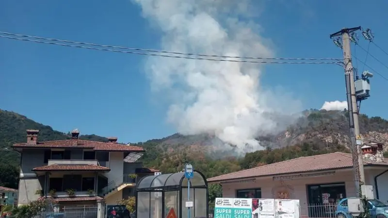 La nuvola di fumo che si alzava dai boschi tra Caino e Vallio Terme - © www.giornaledibrescia.it