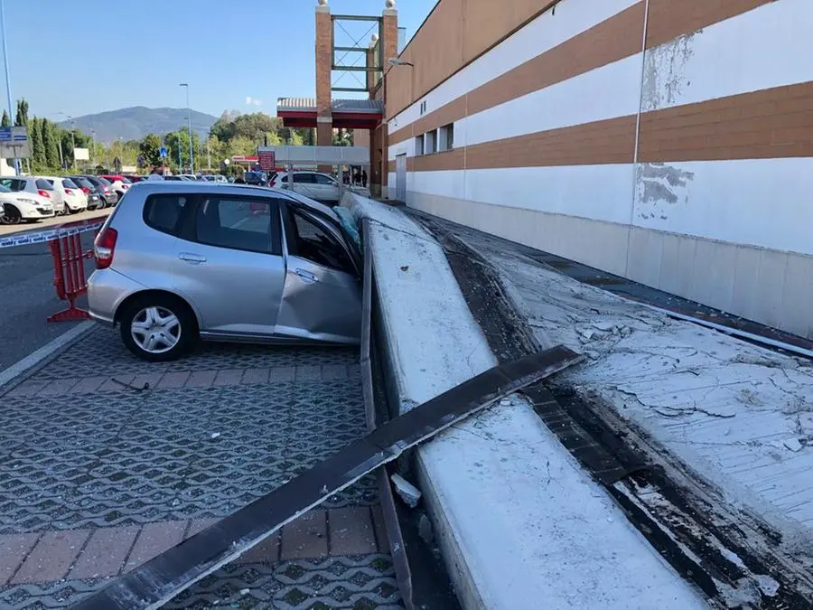 Il crollo del muro al supermercato Il Gigante di via Vallecamonica a Brescia