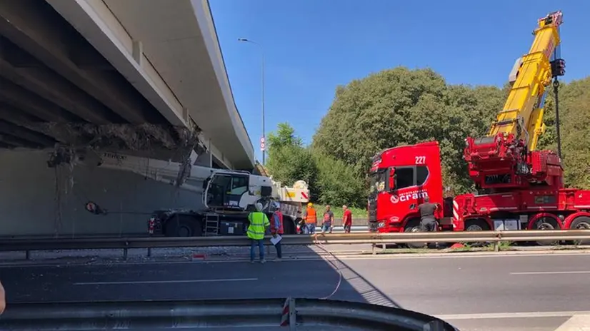 Tangenziale Ovest, al via le operazioni di rimozione dell'autogrù incastrata sotto al ponte