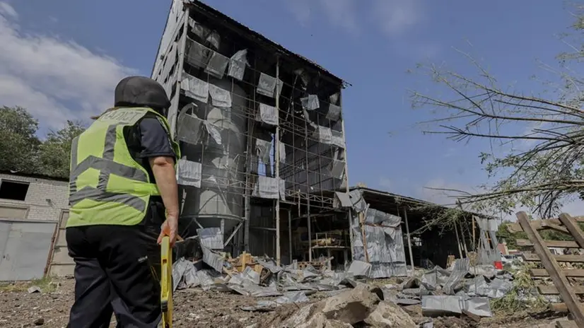 Un poliziotto ispeziona i resti di un palazzo colpito da un missile - Foto Epa © www.giornaledibrescia.it