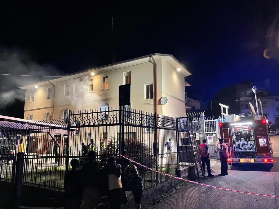 L'incendio alla caserma dei carabinieri di Edolo