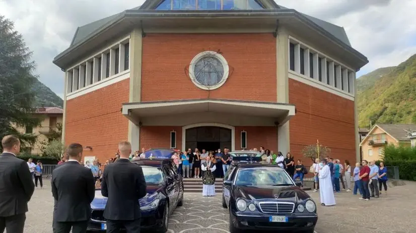 I funerali di Roberto Cominelli e Roberta Brognoli, morti in un incidente in Svizzera