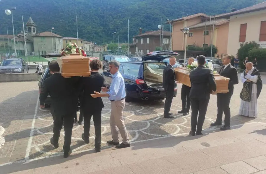 I funerali di Roberto Cominelli e Roberta Brognoli, morti in un incidente in Svizzera