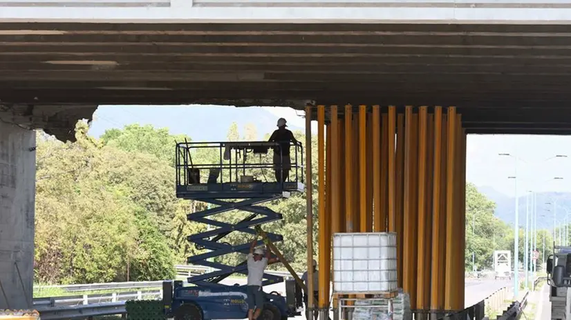Proseguono anche di domenica i lavori sotto al ponte di via Volturno