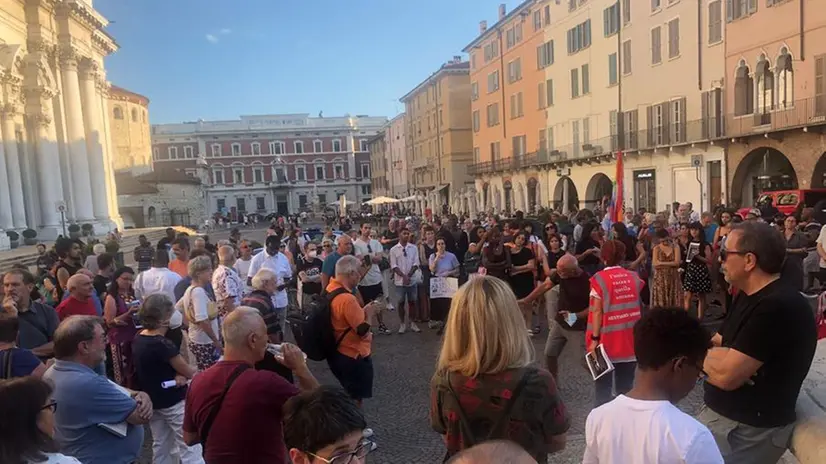 La manifestazione antirazzista in piazza Paolo VI