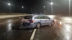 L'auto della Polizia stradale messa di traverso e travolta in Brebemi