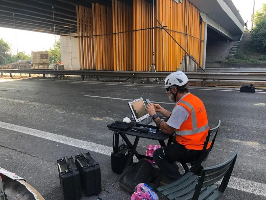 Le prove di carico sul ponte di via Volturno