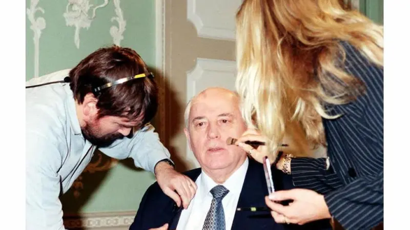 L'ex presidente Urss al trucco prima di una trasmissione della Bbc - Foto Ansa © www.giornaledibrescia.it