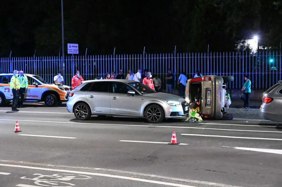 Un'auto si è ribaltata in un incidente in via Volturno a Brescia