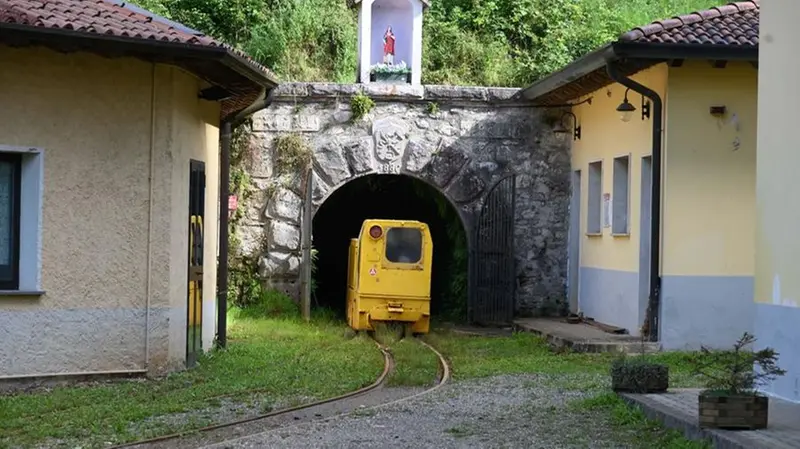 Il trenino giallo per le visite guidati all'ingresso della miniera - © www.giornaledibrescia.it