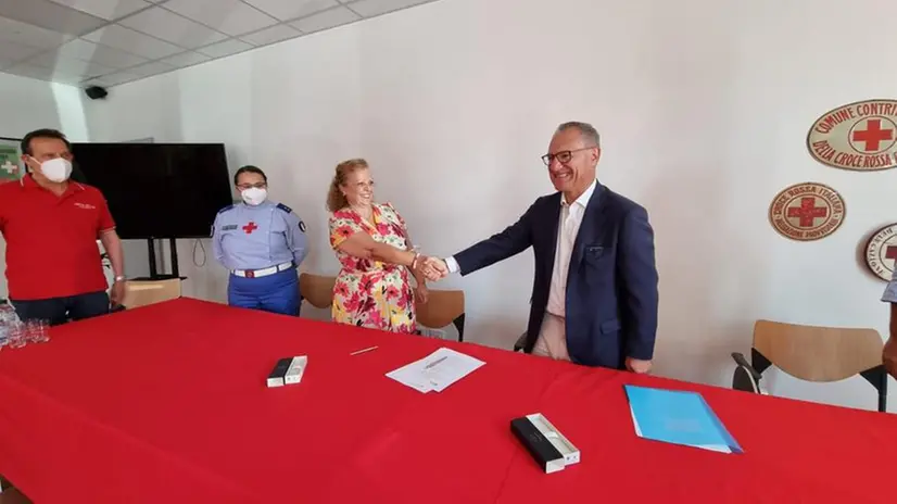 Carolina David e Massimo Lombardo alla firma della collaborazione biennale tra Croce Rossa e Spedali